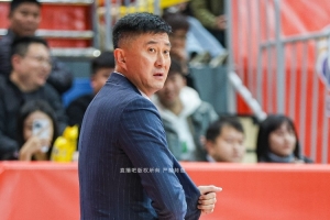 杜锋：季后赛只能注册四个外援 吉伦沃特膝伤还没好 望他早日康复