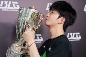 Elk晒奖杯隔空亲吻照：我们是冠军