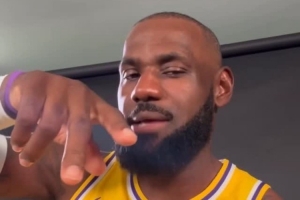 詹姆斯自拍向球迷问好：我想你们了 这赛季会很精彩 期待见到你们