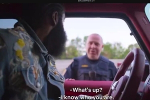 又被拦了！快船球星哈登在拍摄Netflix纪录片期间开车被警察拦下