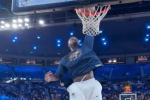 鹈鹕在澳大利亚训练备战季前赛 锡安上演360度转体单手炸扣