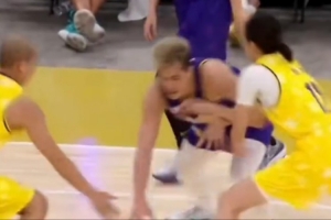 怪不得你单身呢！郭艾伦拉开单挑赵爽 一波蝴蝶穿花晃倒对手