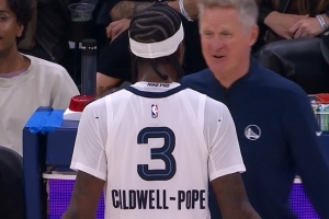 这你都上当？库明加大回环造成波普犯规 科尔笑呵呵跟波普聊天