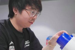 摸腿的是绿毛？豆瓣放大镜看BLG商K动图：绿毛他老婆还是前小偶像 男的真恶心