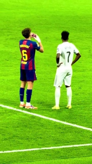 刚好我也口渴！国家德比时维尼修斯与库巴西分享一瓶水