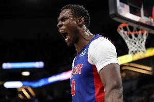 内线小霸王！杜伦15中10砍22分 抢到22篮板&其中7个前场板