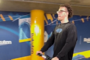 整活儿是把好手！勇士入场视频：伙夫、穆迪沉稳 波姐滑板车惹眼