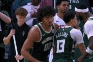 活力十足！希姆斯补篮打2+1帮助雄鹿反超 已砍15分创生涯新高