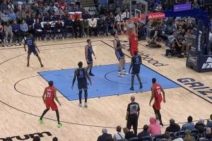 这个转身帅！杨瀚森转身抹过埃迪双手暴力灌篮！