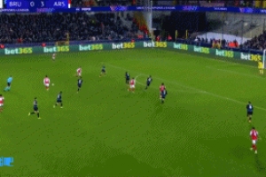 热苏斯禁区内晃开对手，射门击中横梁