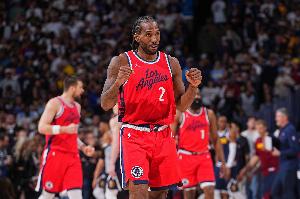 先追个两分！小卡快速推进助攻祖巴茨空接上篮 时间还剩1.6秒