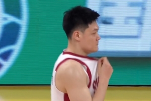 你控制下啊！张宁反抢犯规7分钟个人已经3犯 仅拿1板1助