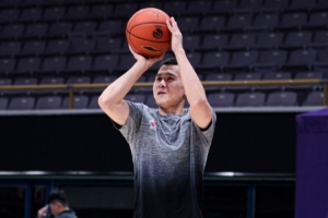 揭幕战早场训练踩场图来了！大战在即 北控男篮全力以赴