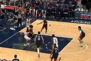 玩起来了？加兰两人中间突破后试图来个风骚背传 但失误送给对手