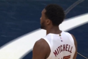 吾乃大将之风！米切尔突破欧洲步拉杆上篮反超比分 个人第46分！