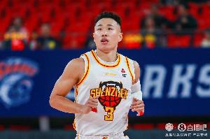 拼尽全力！贺希宁16中8拿到24分6板 三分10中4