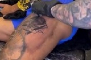 生涯首个西甲冠军！拉菲尼亚将22/23赛季西甲奖杯纹到大腿上