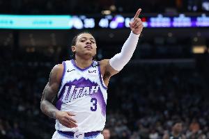 进攻爆了！基昂特·乔治半场13中8轰下27分3板4助1断 次节17分