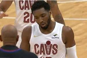 找到手感！米切尔反击不讲理追身三分 骑士轰11-0建立领先！