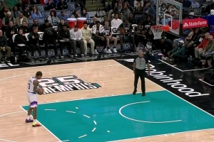 有点危险！韦尔斯扑防乔治险些造成后者崴脚 吃到一级恶意犯规