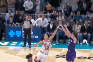 有机会扳平进加时！克尼佩尔弧顶三分造成扎克·科林斯犯规