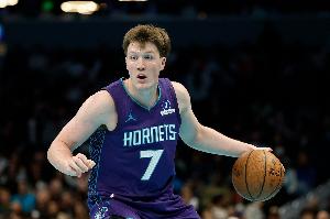 张弛有度！克尼佩尔半场9中5&三分5中3拿到17分 得分&助攻样样来