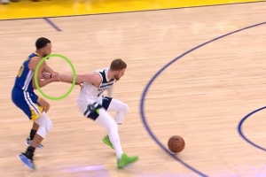 关键球！库里逼迫迪文岑佐失误 森林狼挑战成功&改判库里犯规