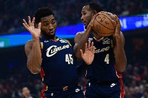 齐发力！半场莫布里12中6砍18分6板 米切尔10中5拿13分