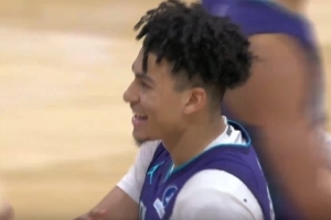 想啥呢？武切维奇发球被辛普森直接抢断 随后又被他点抢补篮得手