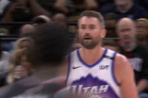 鬓微霜又何妨？乐福左右开弓连续射落3记三分 率队三节末反超灰熊