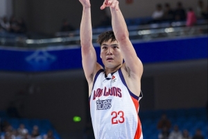 机会依然不多！陈国豪仅出战12分钟 罚球4中4拿到4分6板