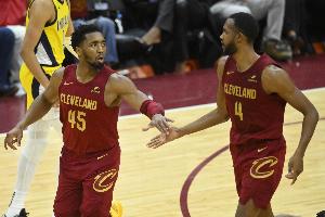 内外双枪！首节米切尔&小莫布里 皆7中4&三分3中2拿到10分2助