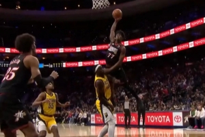 差点世纪之扣！埃奇库姆一步垫起试图单臂隔扣西卡被犯规！