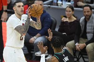 军功章必须有你一半！朗佐·鲍尔填满数据栏 正负值+26冠绝全场！