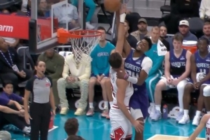 差一点就十佳球！米勒右侧突破起飞想要隔扣科林斯 可惜扣飞