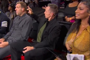 谢谢导播！解说双人组纳什弹诺维茨基的耳朵  后者大叫什么鬼