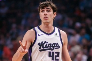 “我斯坦福毕业，学计算机的，实在找不到工作，就来NBA试试”