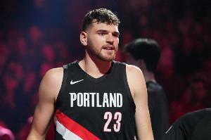 吃掉小杨时间！半场克林根拿到1分8板2助2帽 罗威贡献4分6板2助