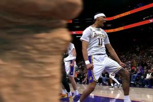 十佳球锁定！！海斯快下起飞双手隔人滑翔爆裂扣进！还有加罚！