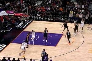 穷追猛打！詹姆斯三分轰进 湖人轰出24-0进攻狂潮打停太阳