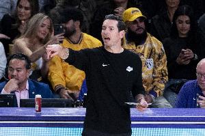 挑战决定值得商榷！布克帽拉拉维亚脚上出界 雷迪克挑战犯规失败