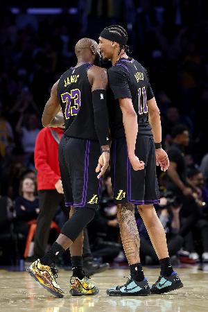 身体素质炸裂！詹姆斯直接高吊 海斯顺下起飞双手炸扣！