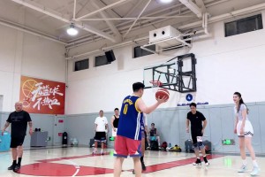 进步很快！小姐姐晒视频：学打球的第七月 享受篮球带来快乐