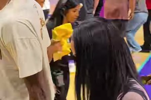 杰伦-格林带女友看比赛，当时没注意嫂子这穿搭挺别致