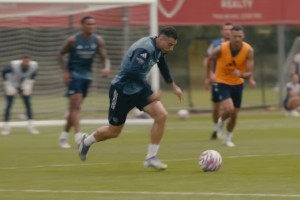 备战曼联！阿森纳队内训练：激烈对抗赛丨射门训练