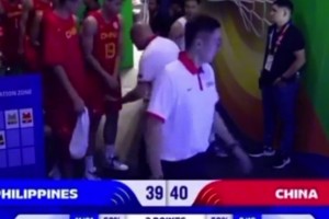 很激动！对阵菲律宾时乔帅拦住小崔示范动作 其他人若无其事经过