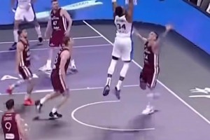 简直是野兽！字母哥无情碾压防守暴扣 若归化能否带中国队起飞？