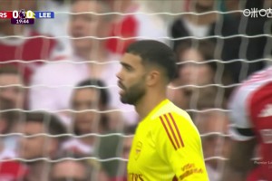 反应是真快啊！斯特鲁伊克近距离头球攻门，拉亚神扑化险！