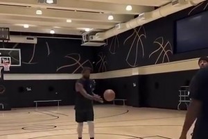 欧文看上去康复得十分不错，连左手抛投都这么丝滑！