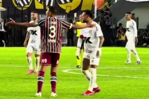 内马尔和弟媳场上互相推搡，场下确实好兄弟互相拥抱